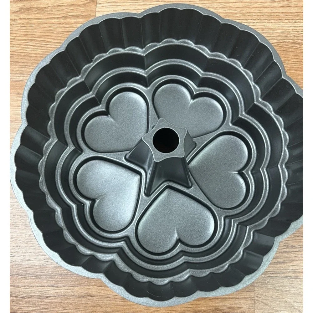 Wilton Queen of Hearts Bundt Cake Pan Cast Aluminum Nonstick 10 Cup Cake Mold